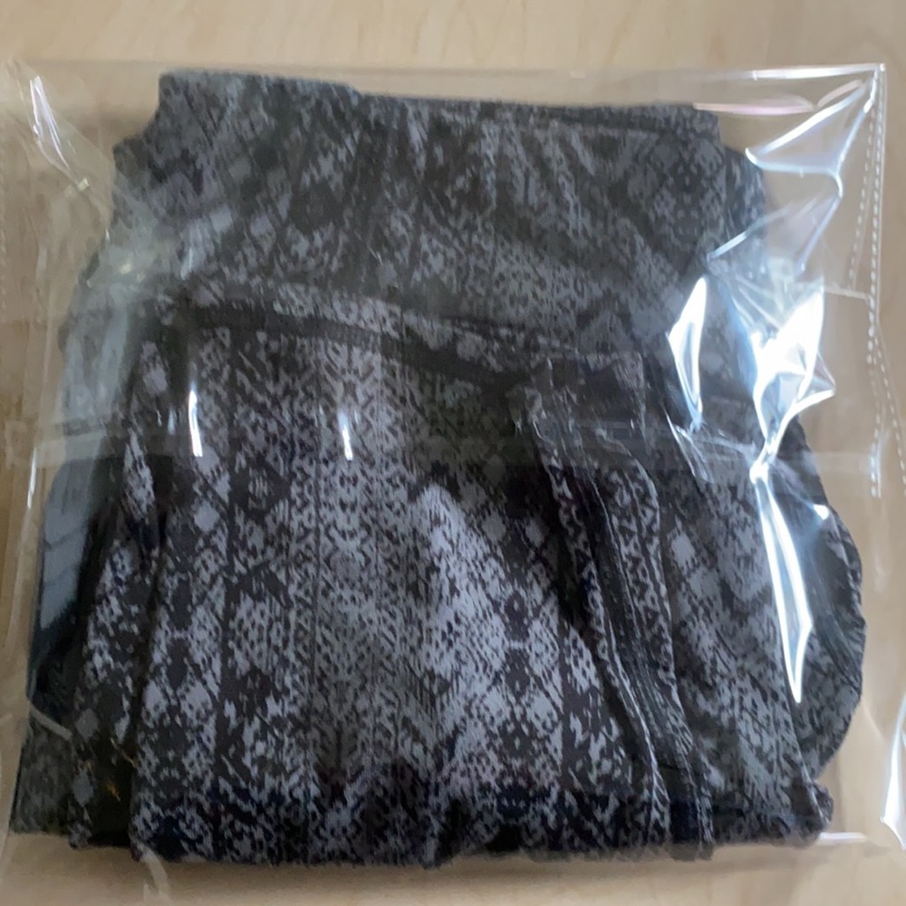 Athleta Patterned Drawstring Black/Gray Capri Leg… - image 8